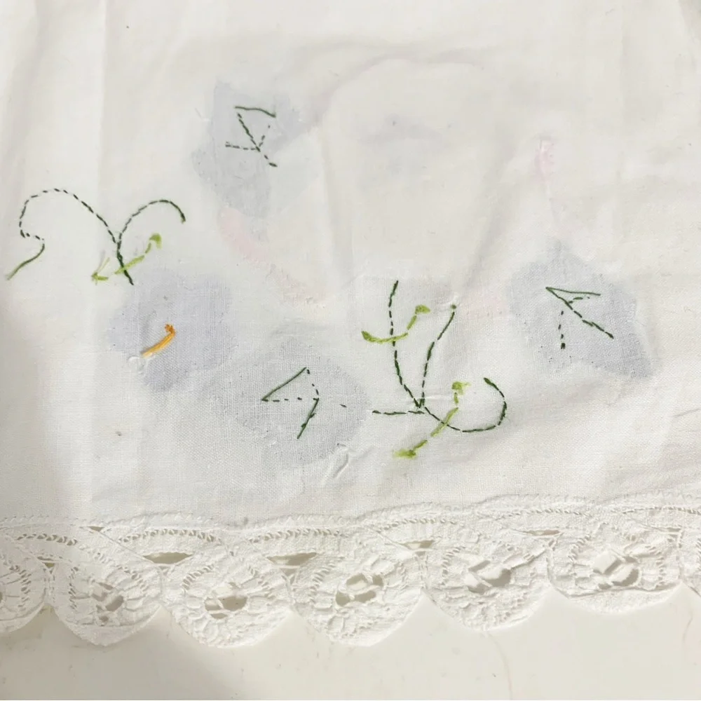 Vintage Unbranded Set of Six Floral Appliqué Embroider Linen Luncheon Placemats